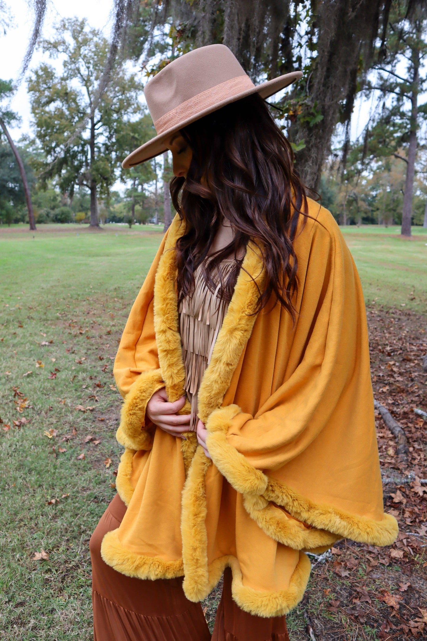 MK135 Lubbock Fur Trim Poncho - Wine: WINE / 1XL