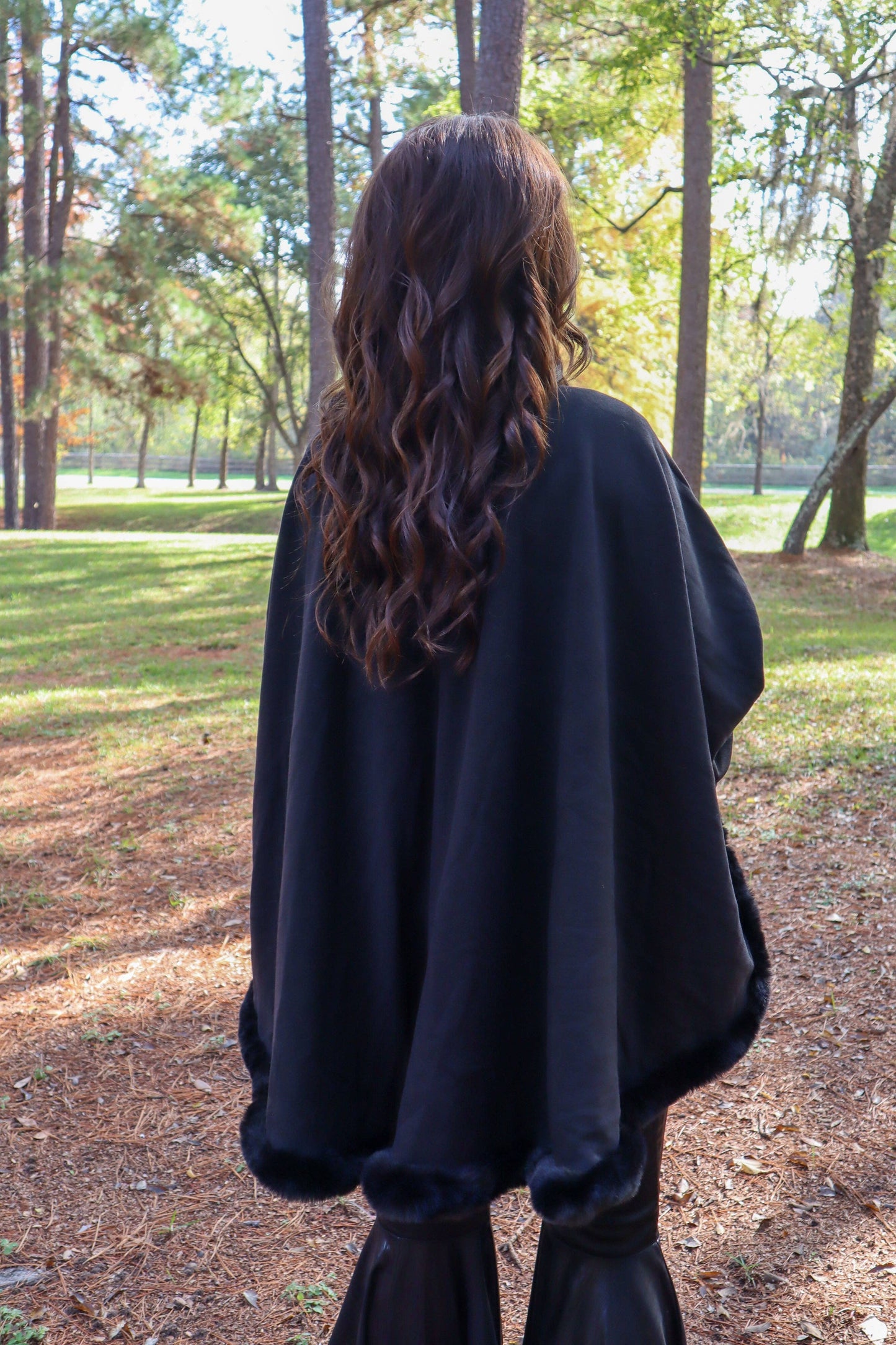 MK135 Lubbock Fur Trim Poncho - Wine: WINE / 1XL