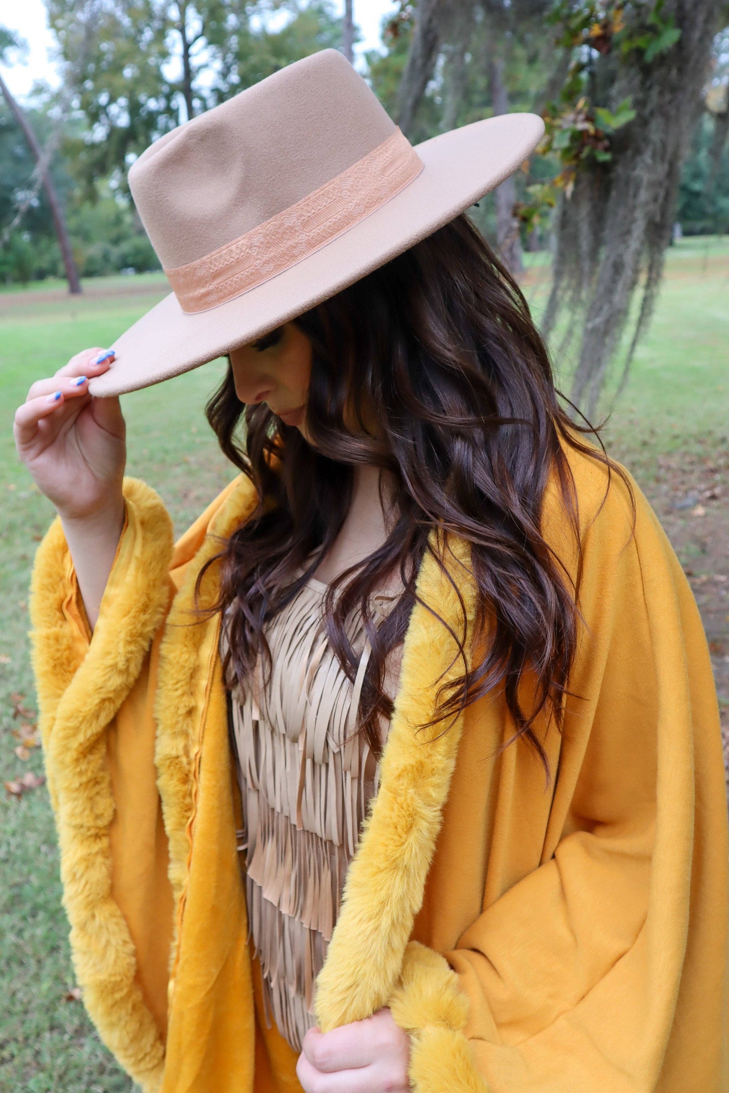 MK135 Lubbock Fur Trim Poncho - Wine: WINE / 1XL