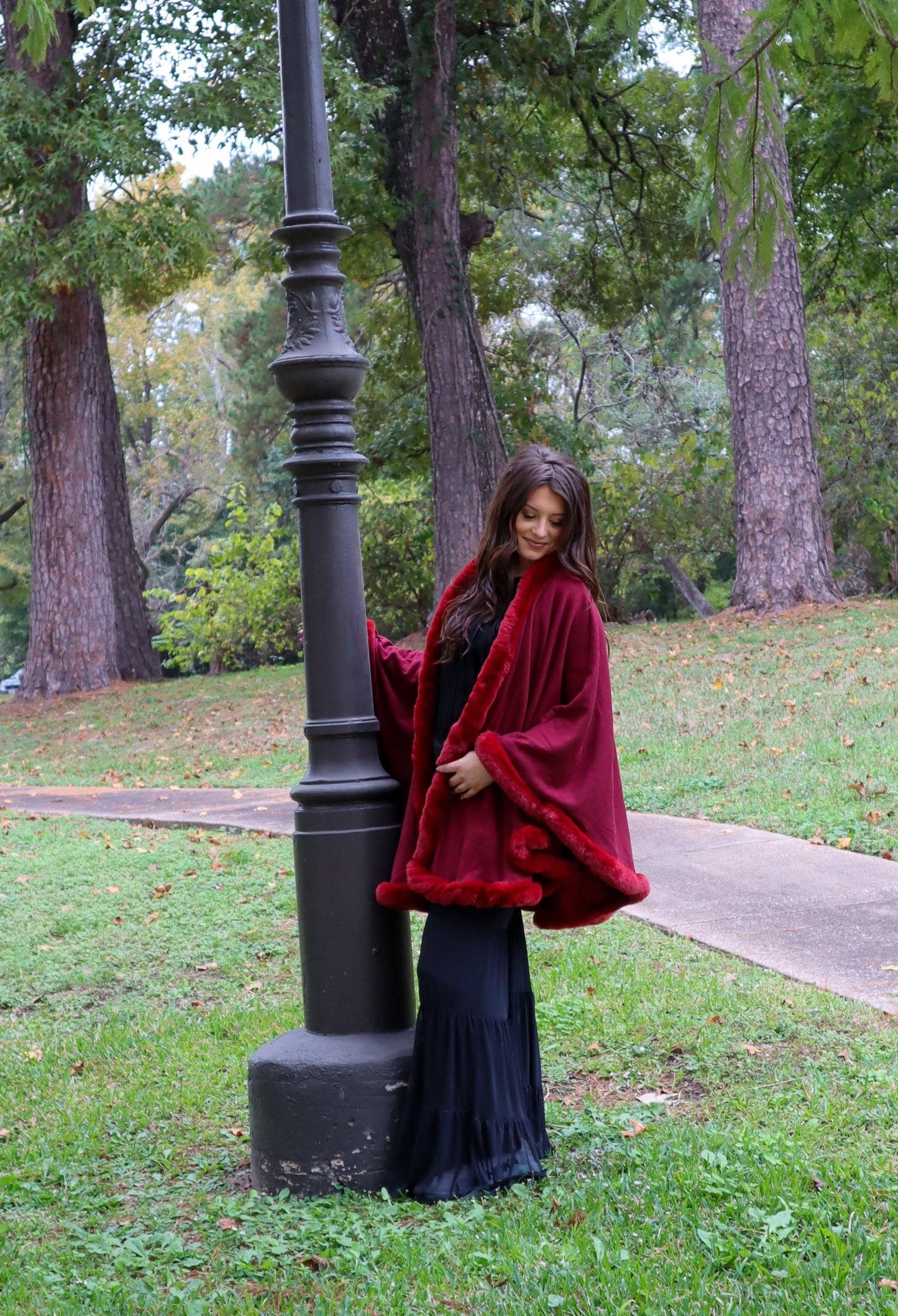 MK135 Lubbock Fur Trim Poncho - Wine: WINE / 1XL