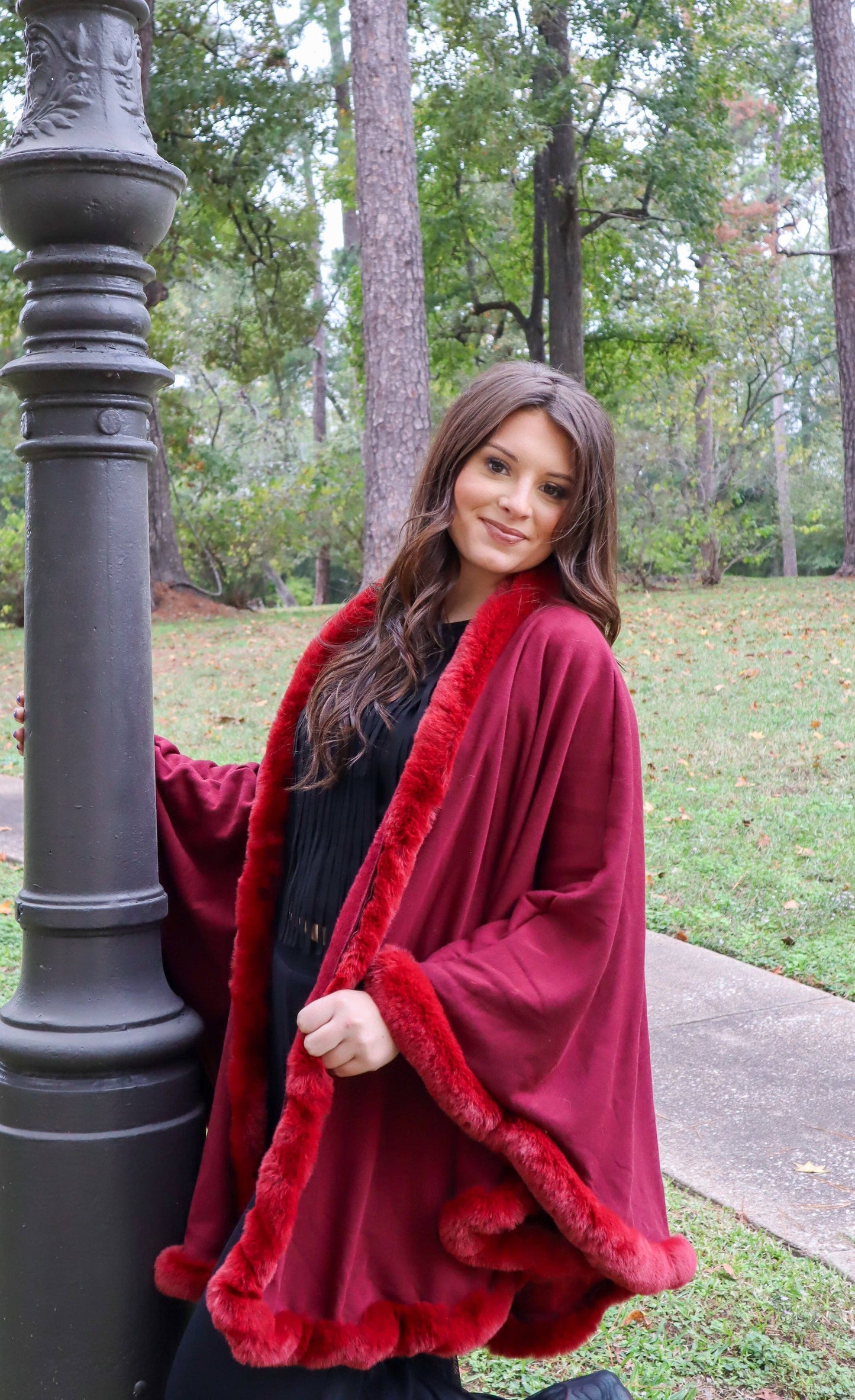 MK135 Lubbock Fur Trim Poncho - Wine: WINE / 1XL
