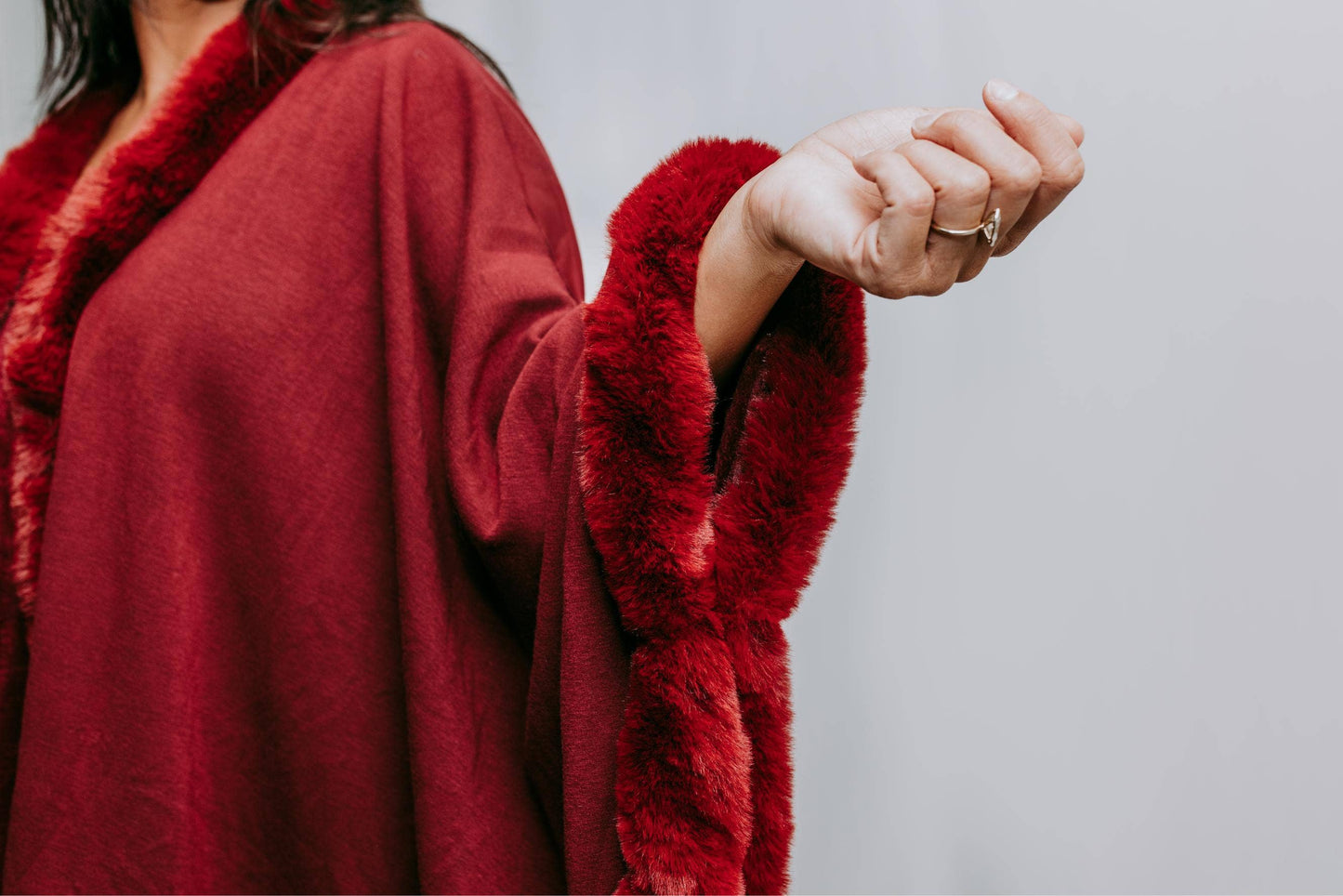 MK135 Lubbock Fur Trim Poncho - Wine: WINE / 1XL