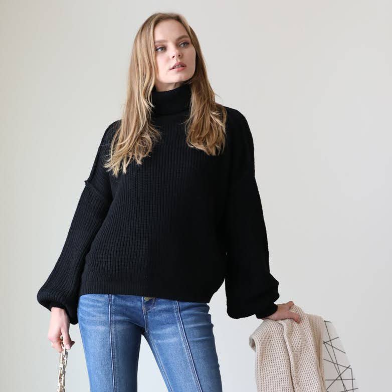 BLACK OVERSIZED TURTLENECK SWEATER