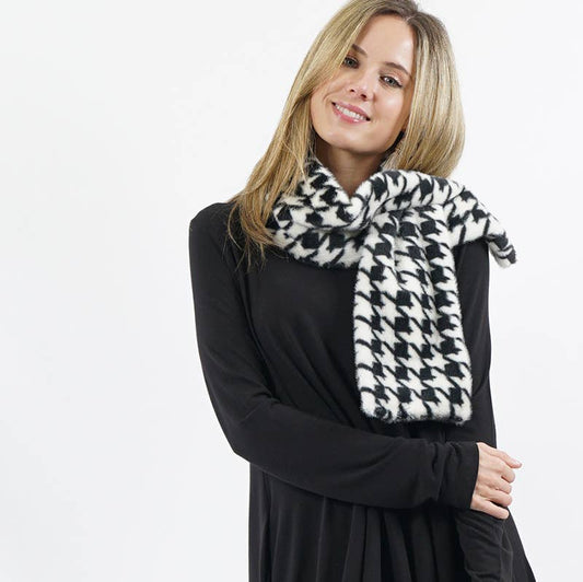 Houndstooth Faux fur tuck-in scarf.